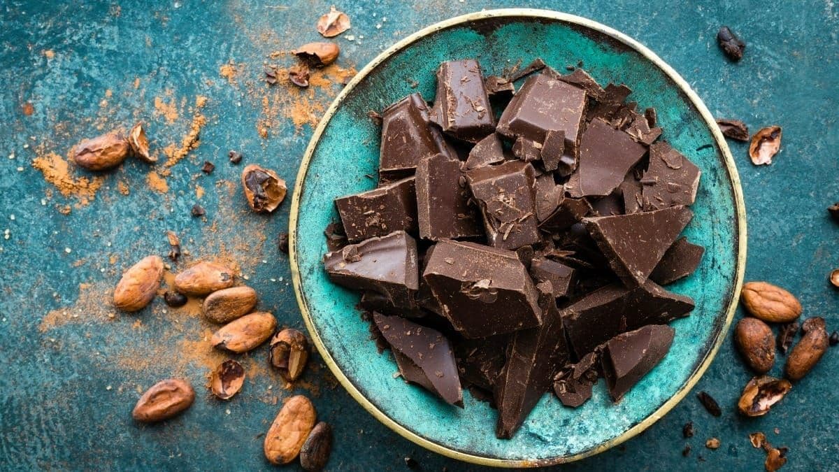 Chocolate amargo tem mais cacau e benefícios, mas exige moderação