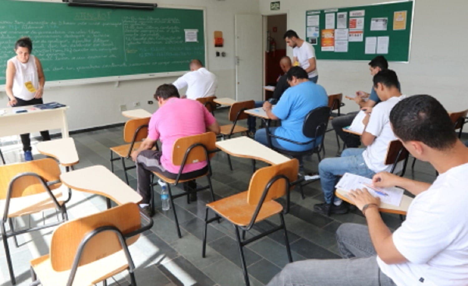 O edital tem vagas para diferentes funções e especialidades, abrangendo candidatos com escolaridade desde o ensino fundamental incompleto até o ensino superior