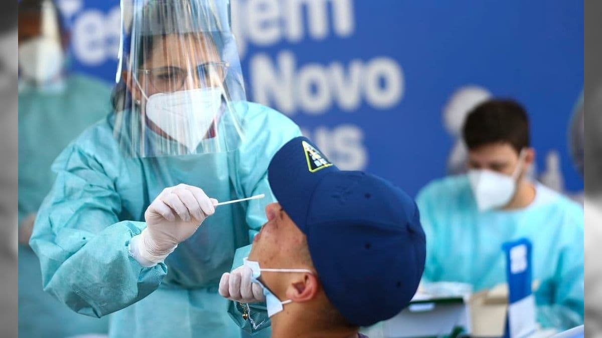 Agente de saúde faz teste para covid