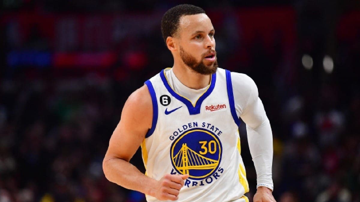 Curry volta a enterrar uma bola na NBA após 6 anos