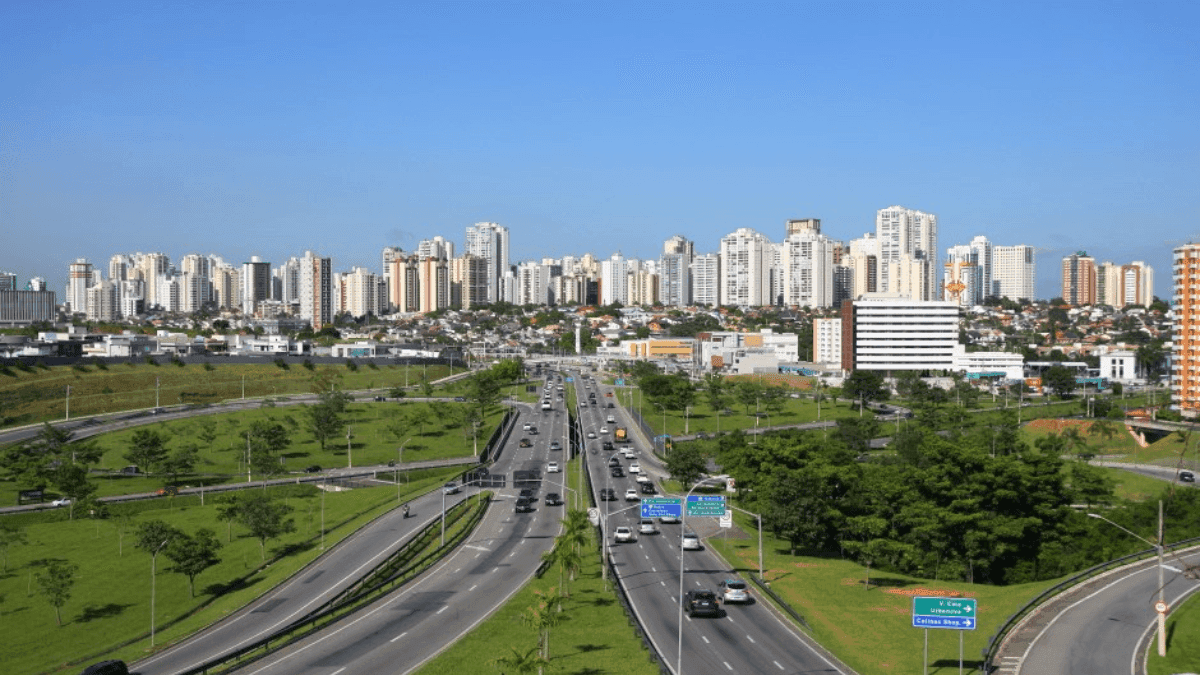 Prefeito de SJC sanciona leis que reajustam IPTU, taxas de lixo e de iluminação e segurança