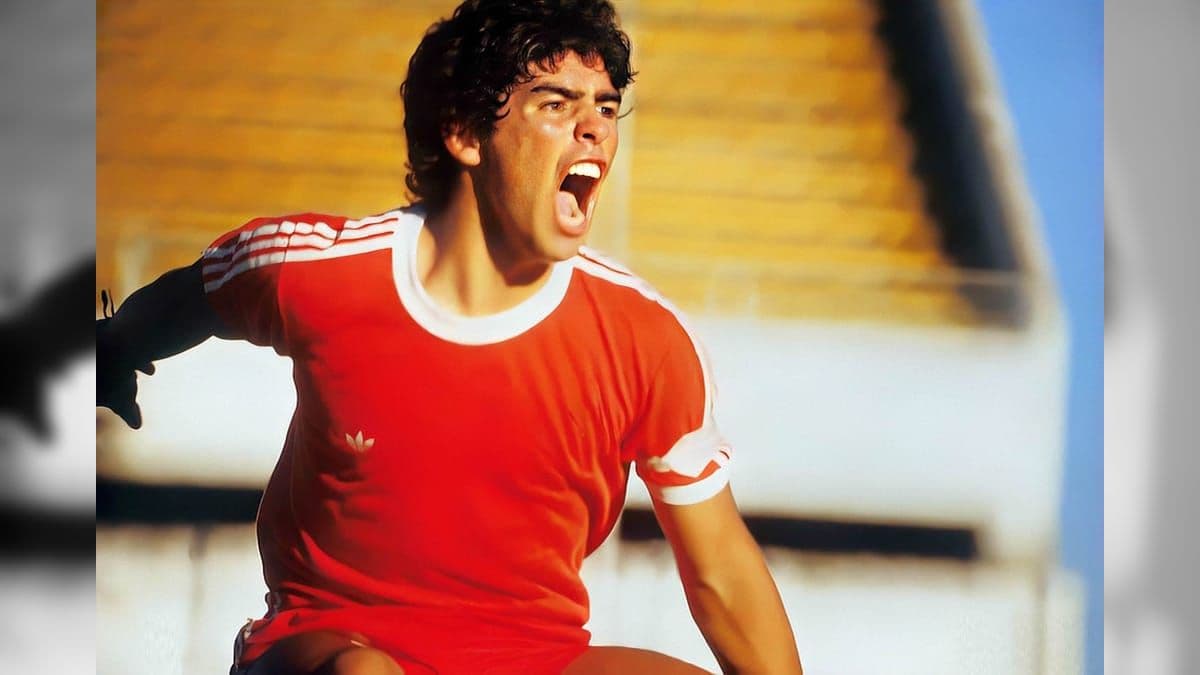 Maradona comemorando no Argentinos Jrs