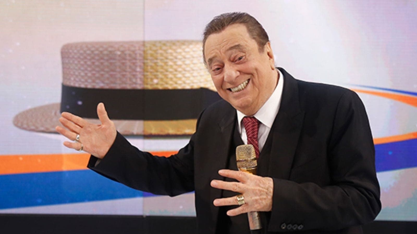 Raul Gil foi internado com problemas intestinais