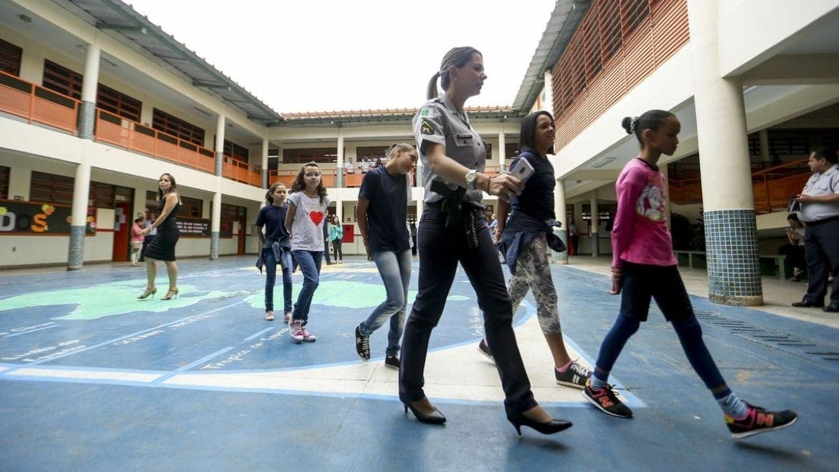 Escola cívico-militar 