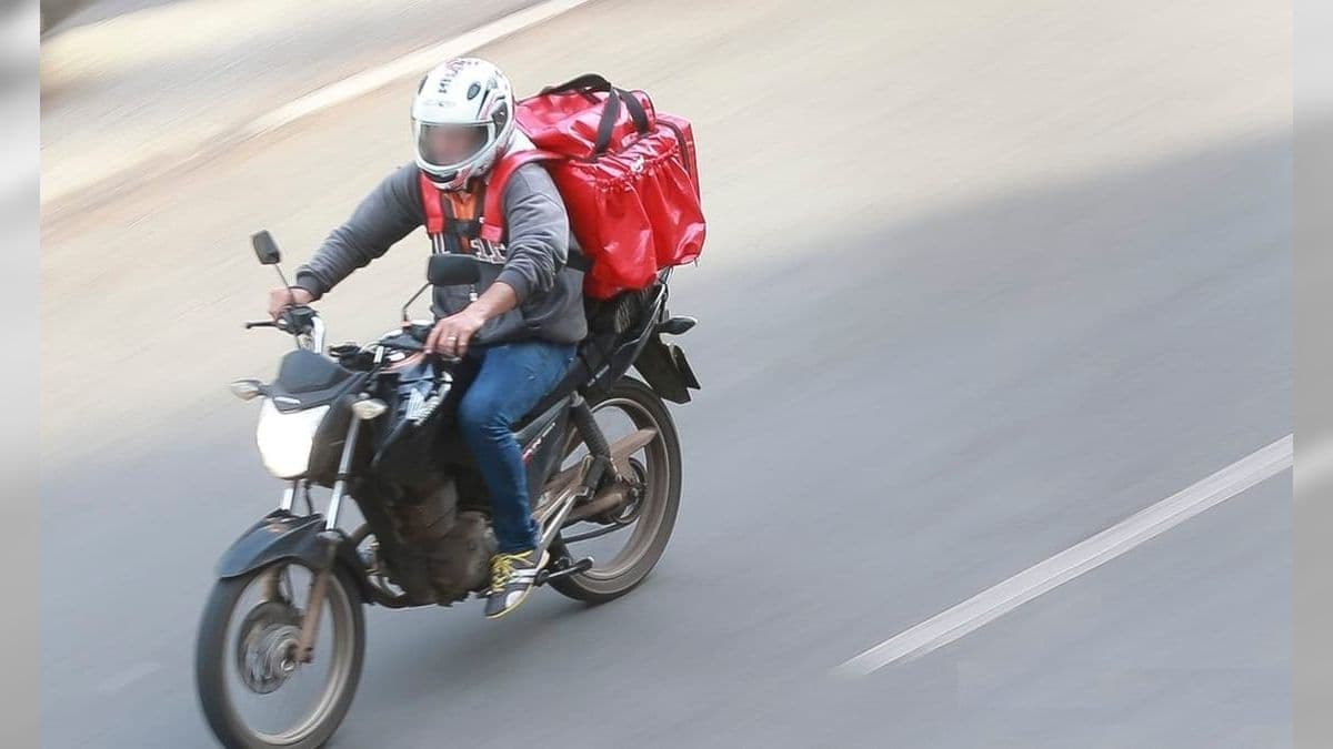 Motoboy durante entrega de produto em aplicativo