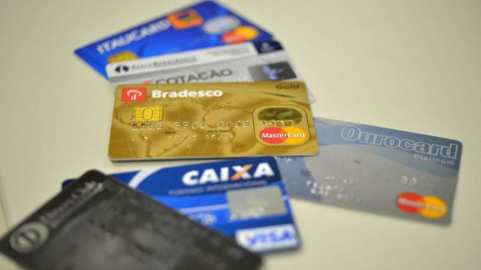 Selic alta influencia nos juros do cheque especial e cartão de crédito