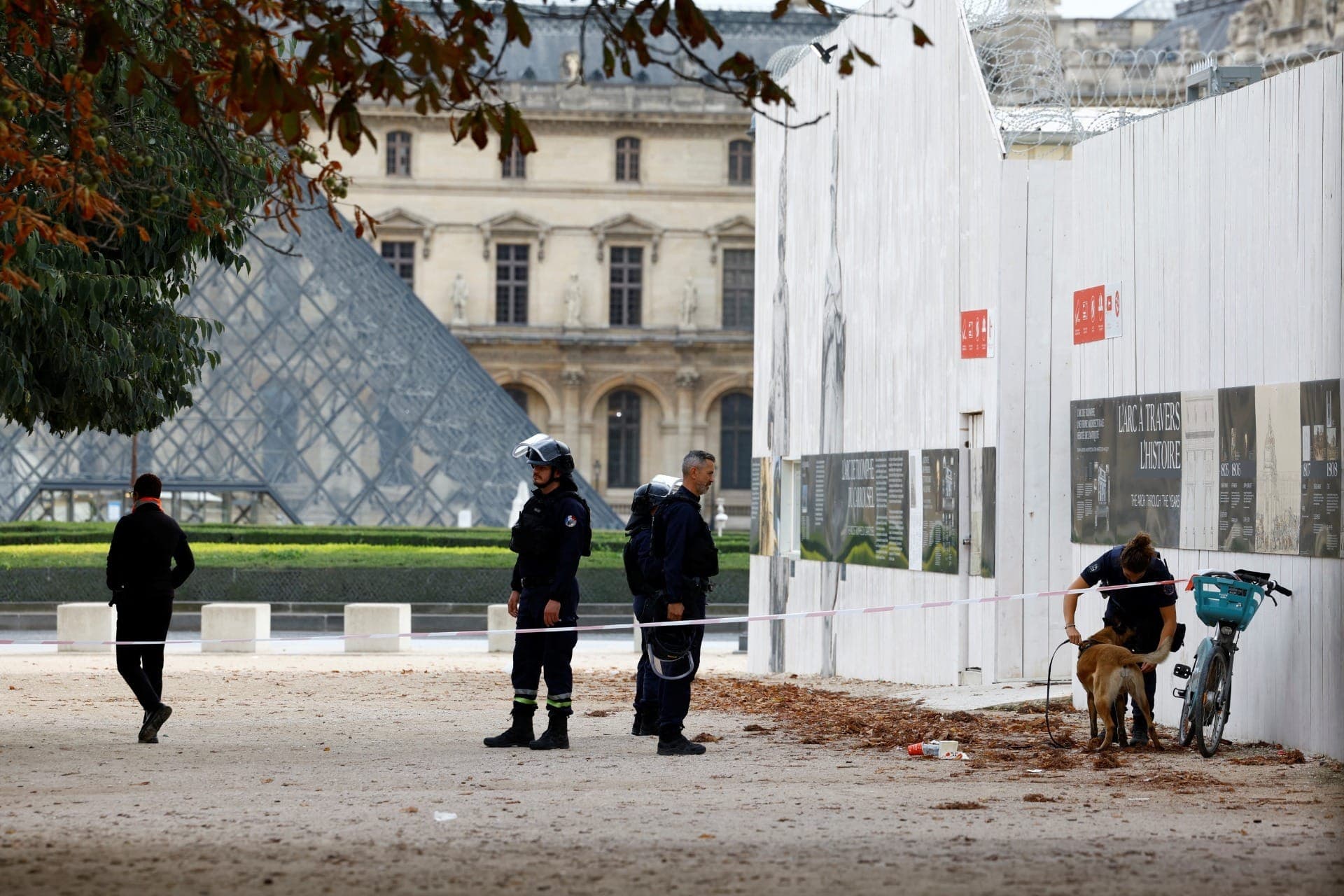 Louvre segue fechado pelo segundo dia após roubo de peças de valor inestimável