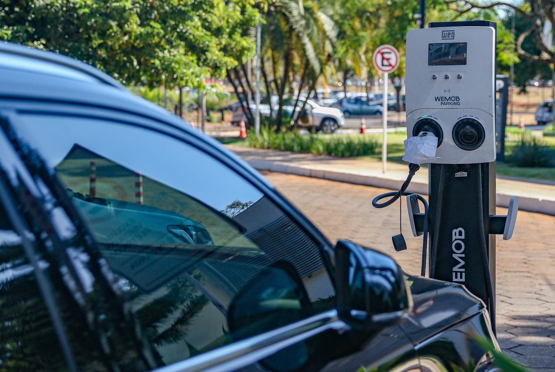 Carro elétrico sendo abastecido