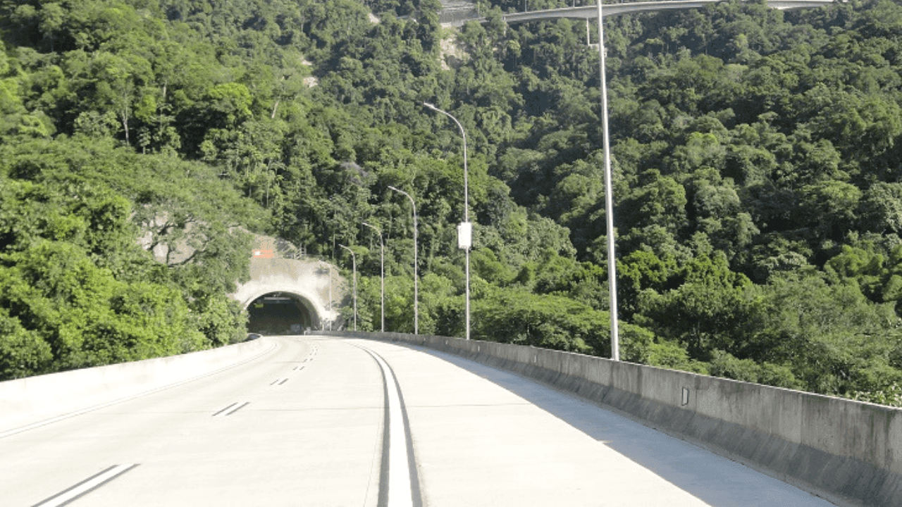 Rodovia dos Tamoios interditada para passagem de carga e manutenção
