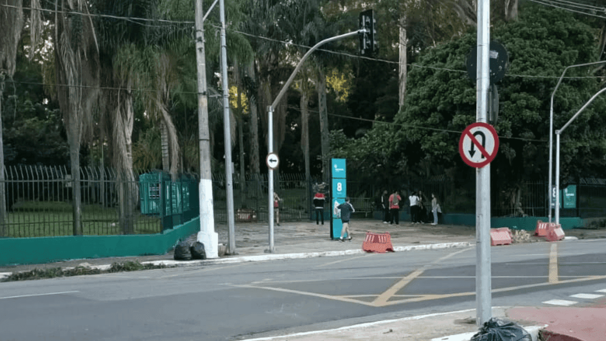 Um dos portões de entrada do Parque Ibirapuera 