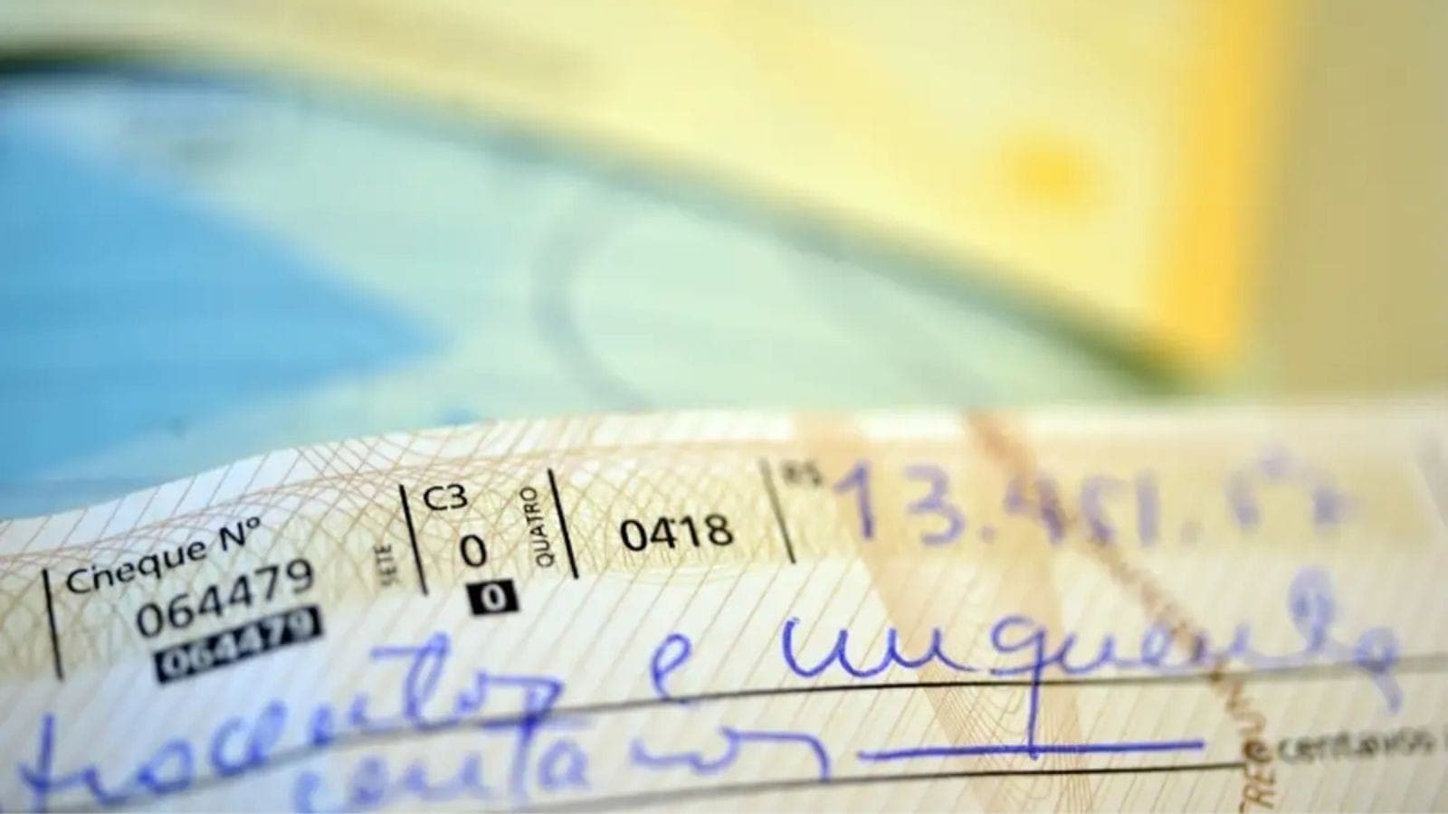 Cheques estão caindo em desuso, mas brasileiros ainda confiam nele