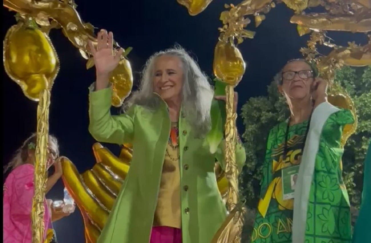 Maria Bethânia desfila pela Mangueira