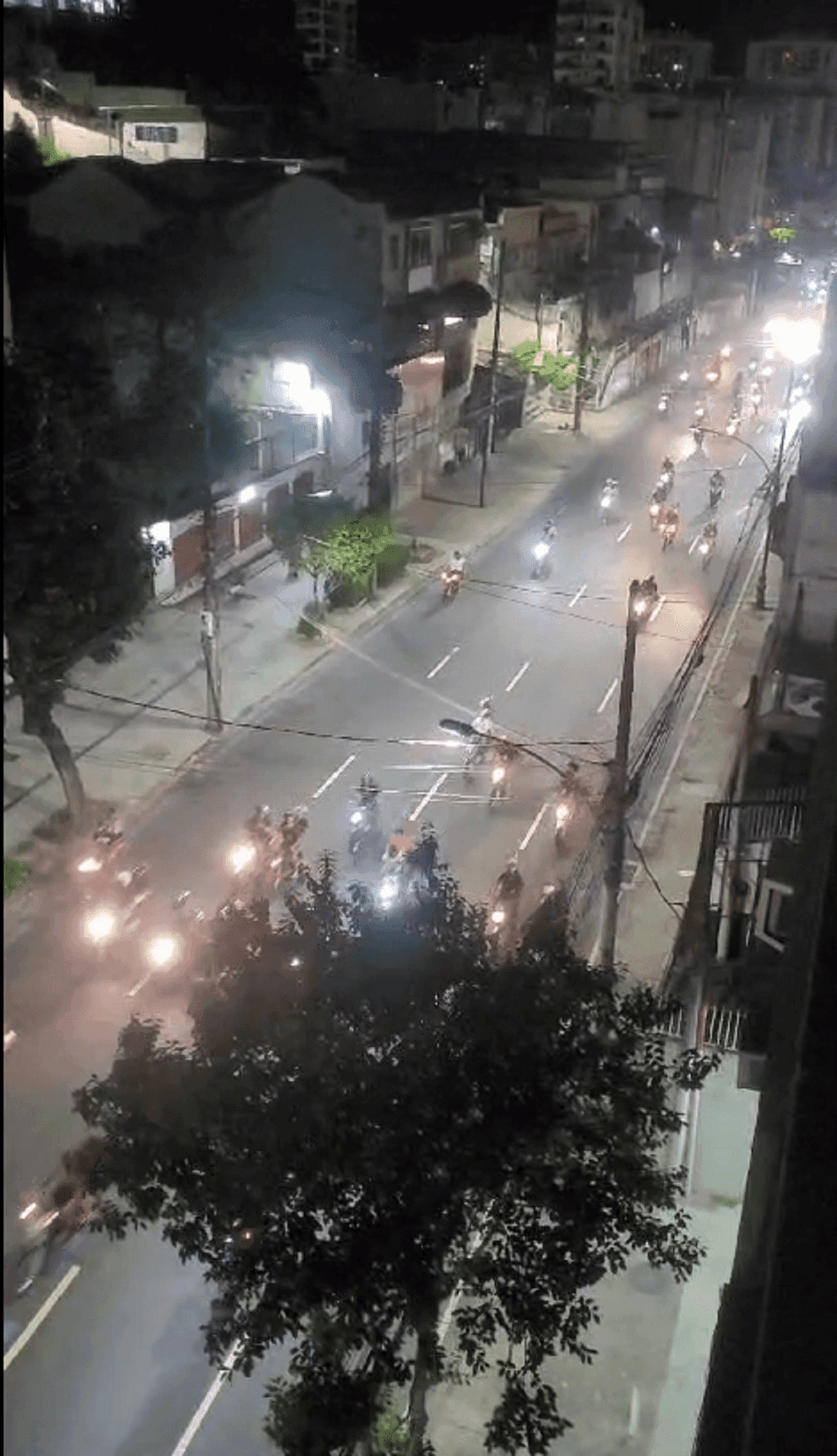 Policiais abordam motociclistas na Avenida Brasil, em operação para conter encontro irregular organizado pelas redes sociais na madrugada desta sexta-feira (18).