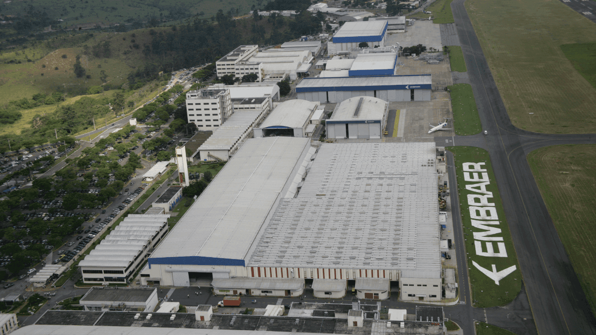 Embraer recua e adia volta ao trabalho presencial para 2026