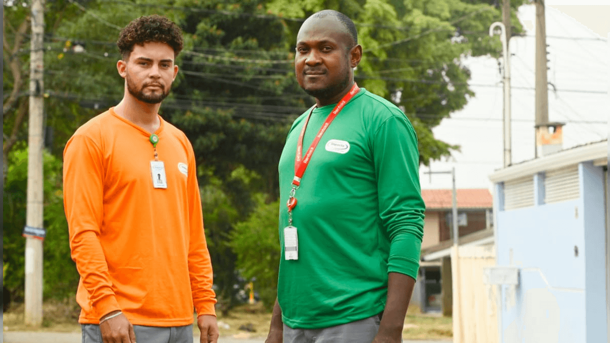Uniformes têm camisetas laranja e verde 