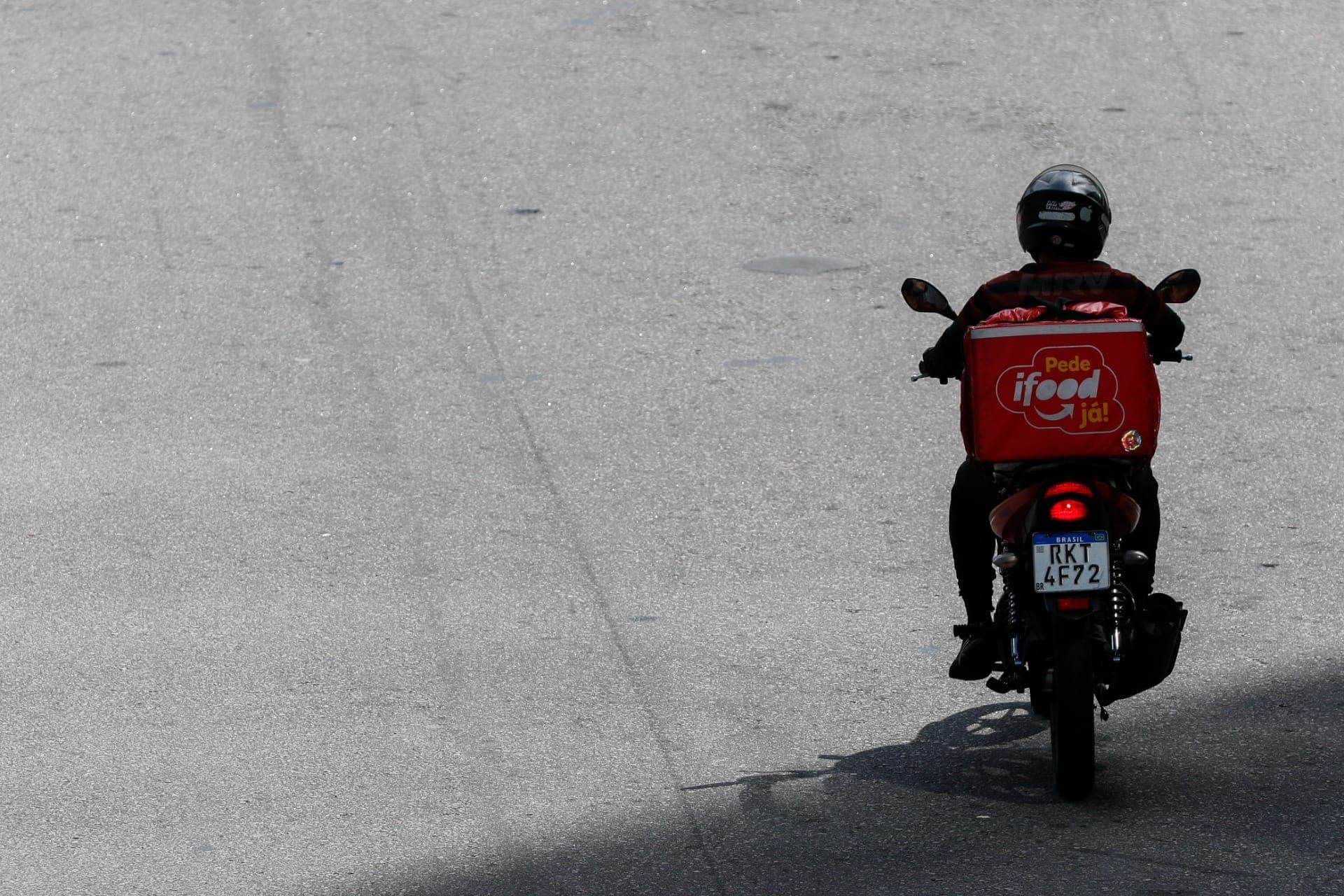 Entregador de aplicativo em moto