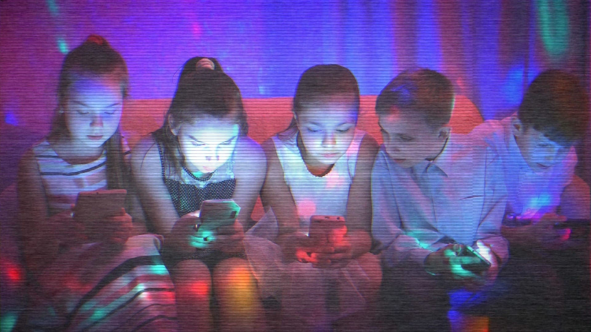 Celular faz crianças se afastarem da realidade
