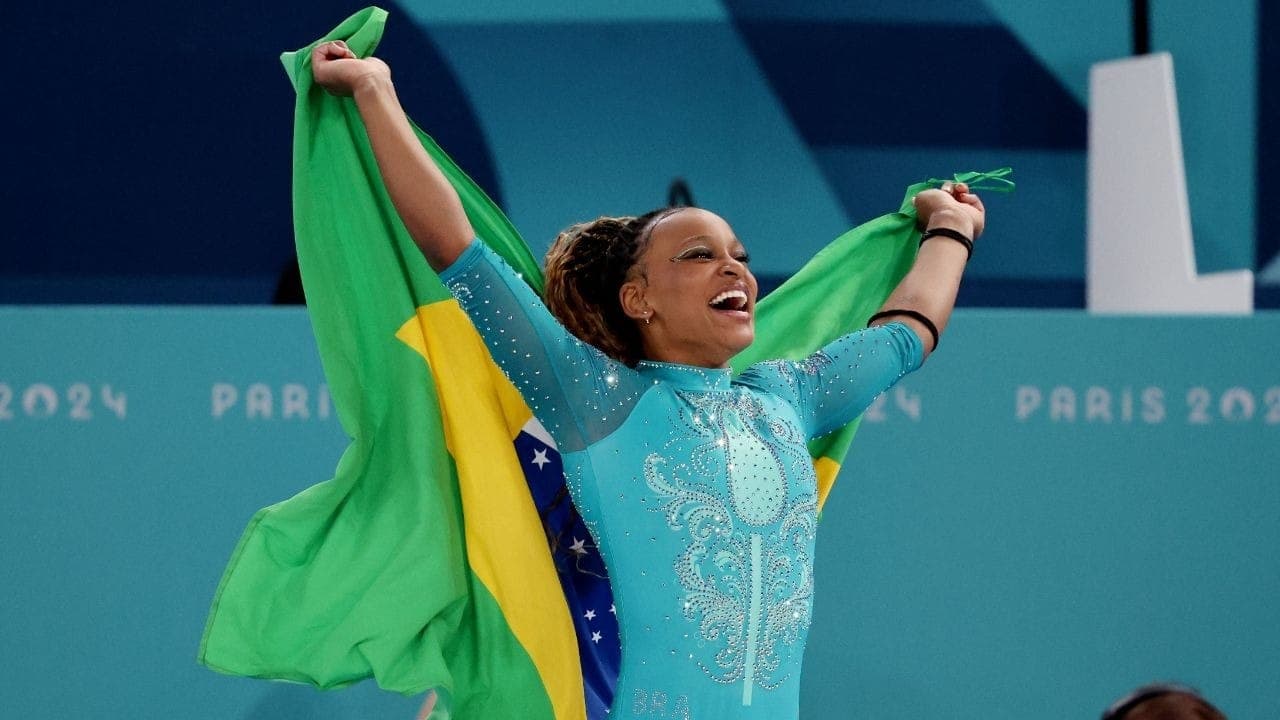 Rebeca Andrade festeja o ouro em Paris-2024