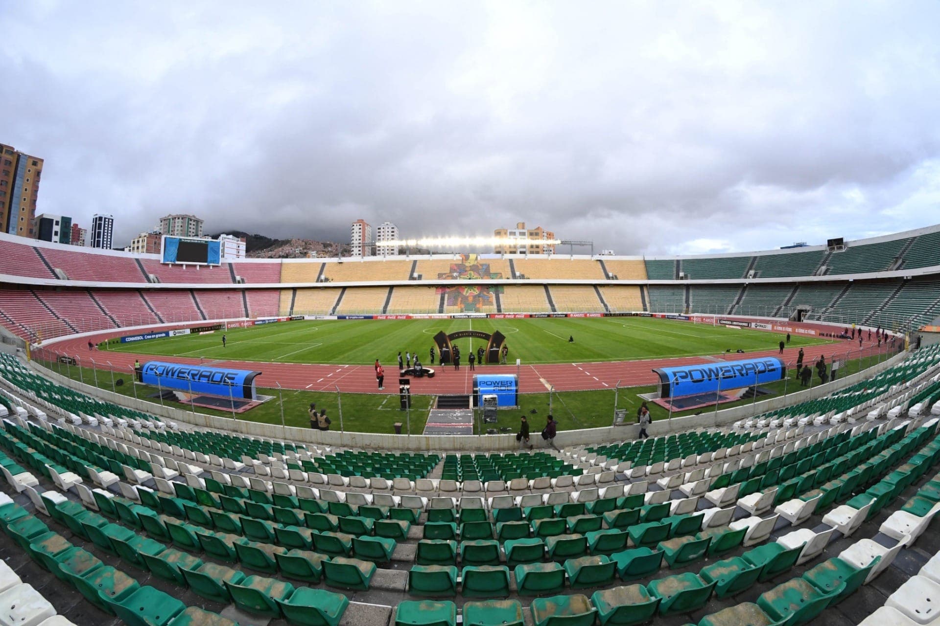 Palmeiras encara a dura altitude de La Paz, jogando na quinta contra o Bolívar, no Estádio Hernando Siles, na capital boliviana. Vale a liderança do grupo G da Libertadores