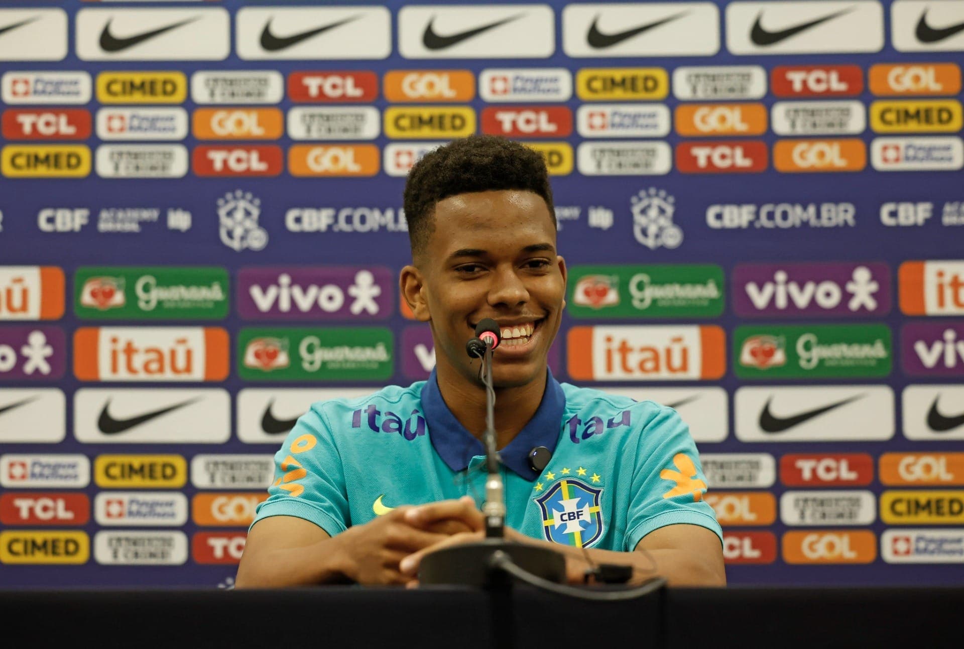 Estêvão em coletiva da Seleção Brasileira