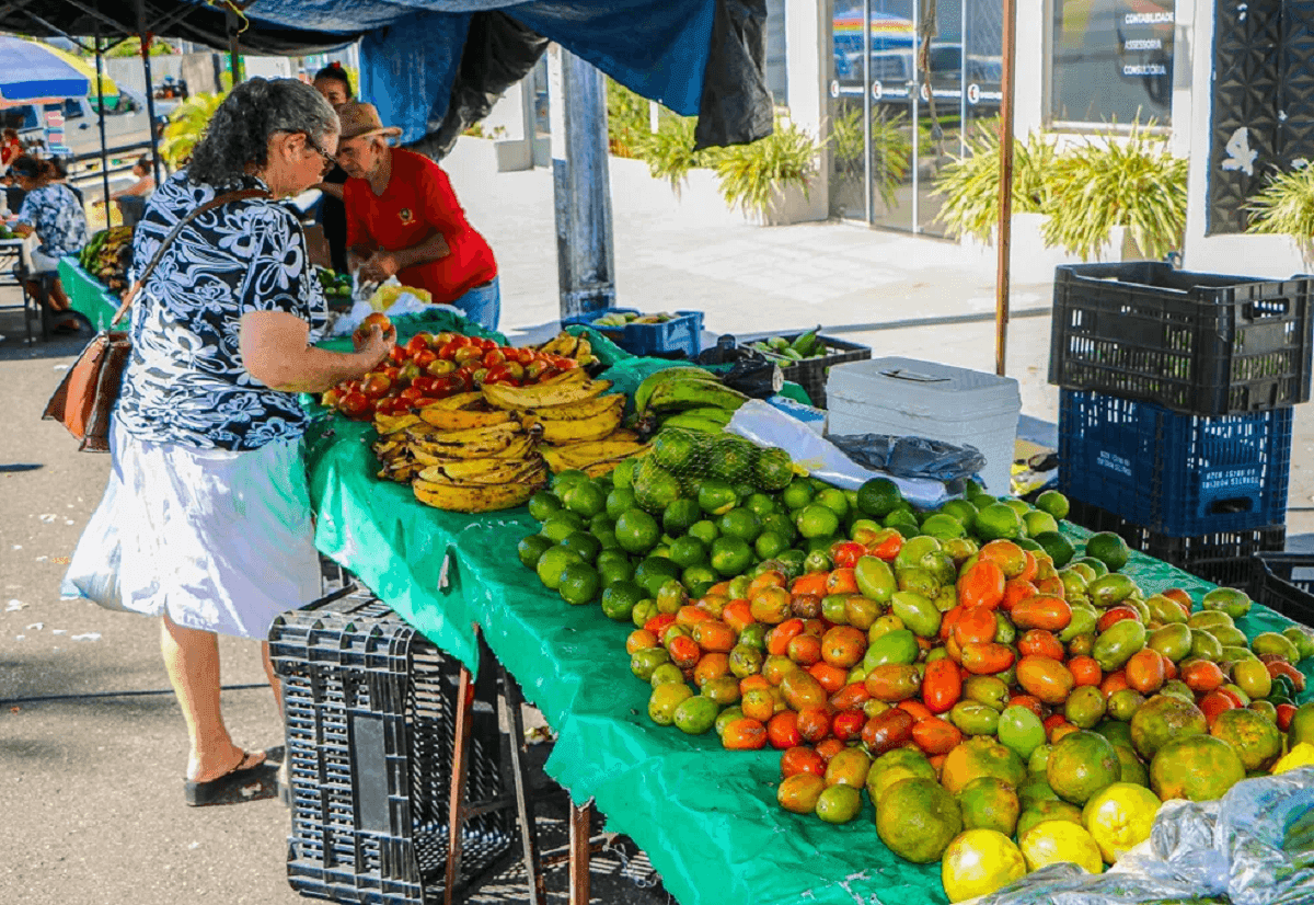 Comprar alimentos na feira também pode deixar a compra mais barata
