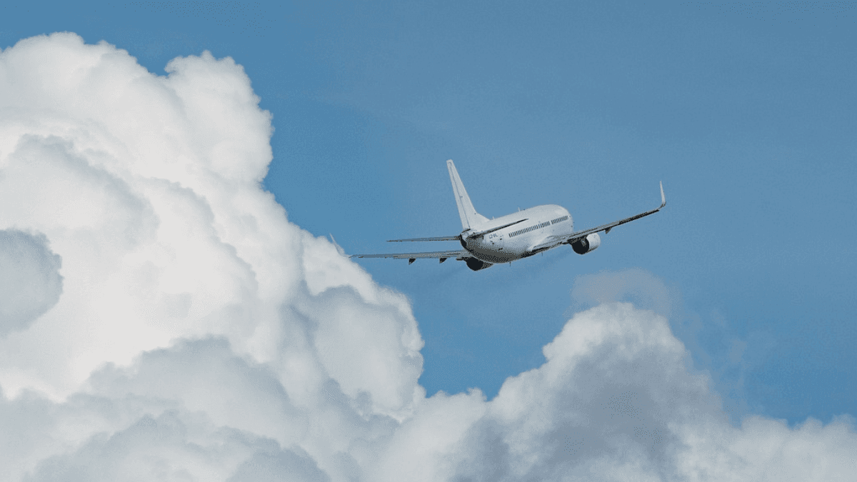 Imagem ilustrativa de avião no céu