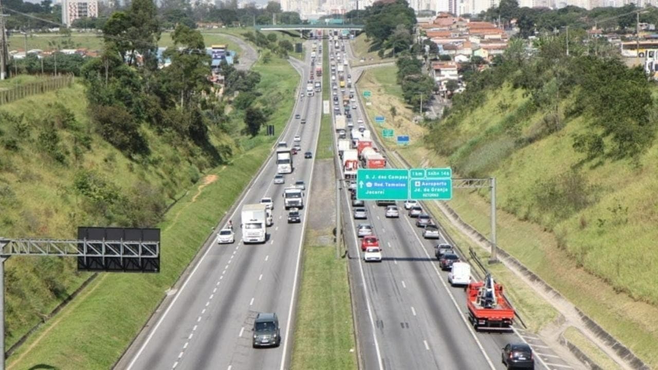 Acidente na Dutra, em Jacareí, causa congestionamento de 5 km