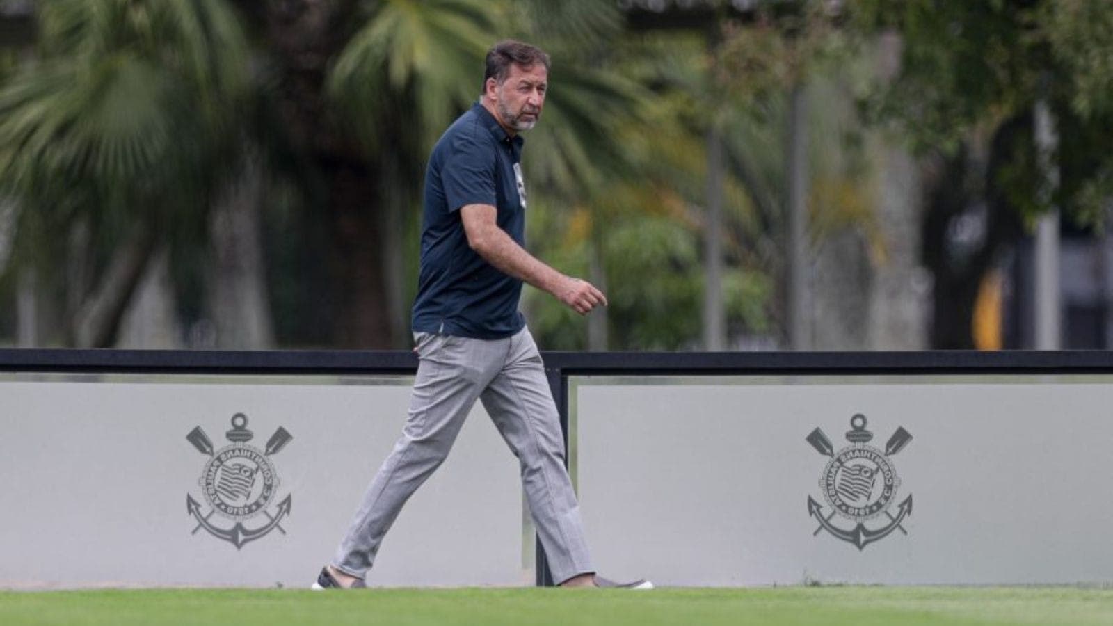 Augusto Melo ficará até 90 dias afastado
