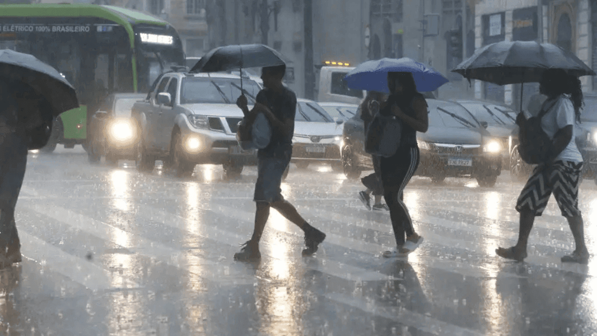 Semana começa com alerta de chuva no Vale do Paraíba