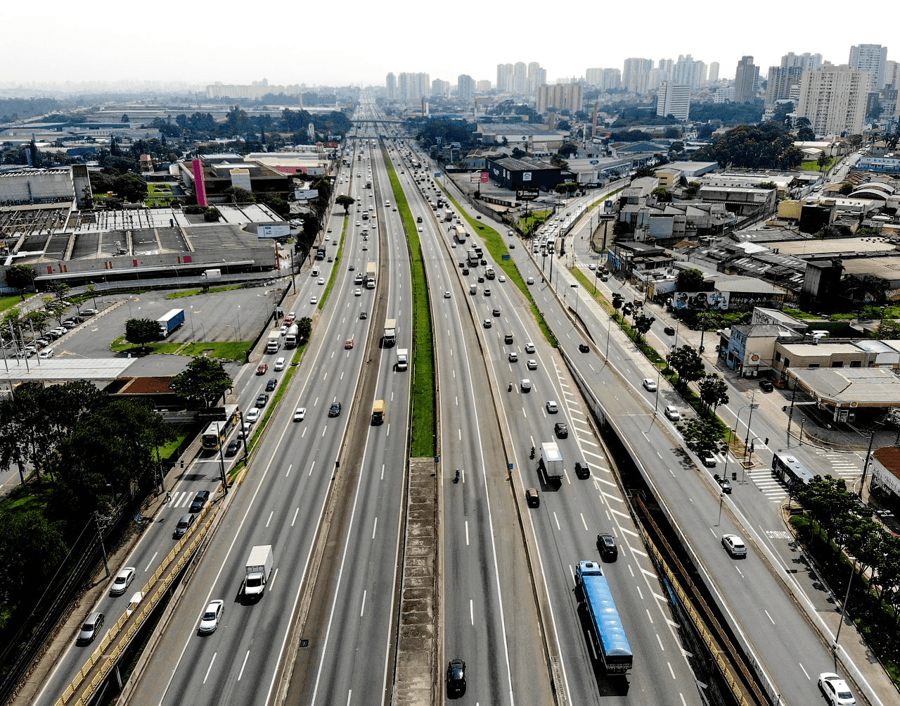 Colisão entre 2 caminhões interdita Via Dutra e causa lentidão