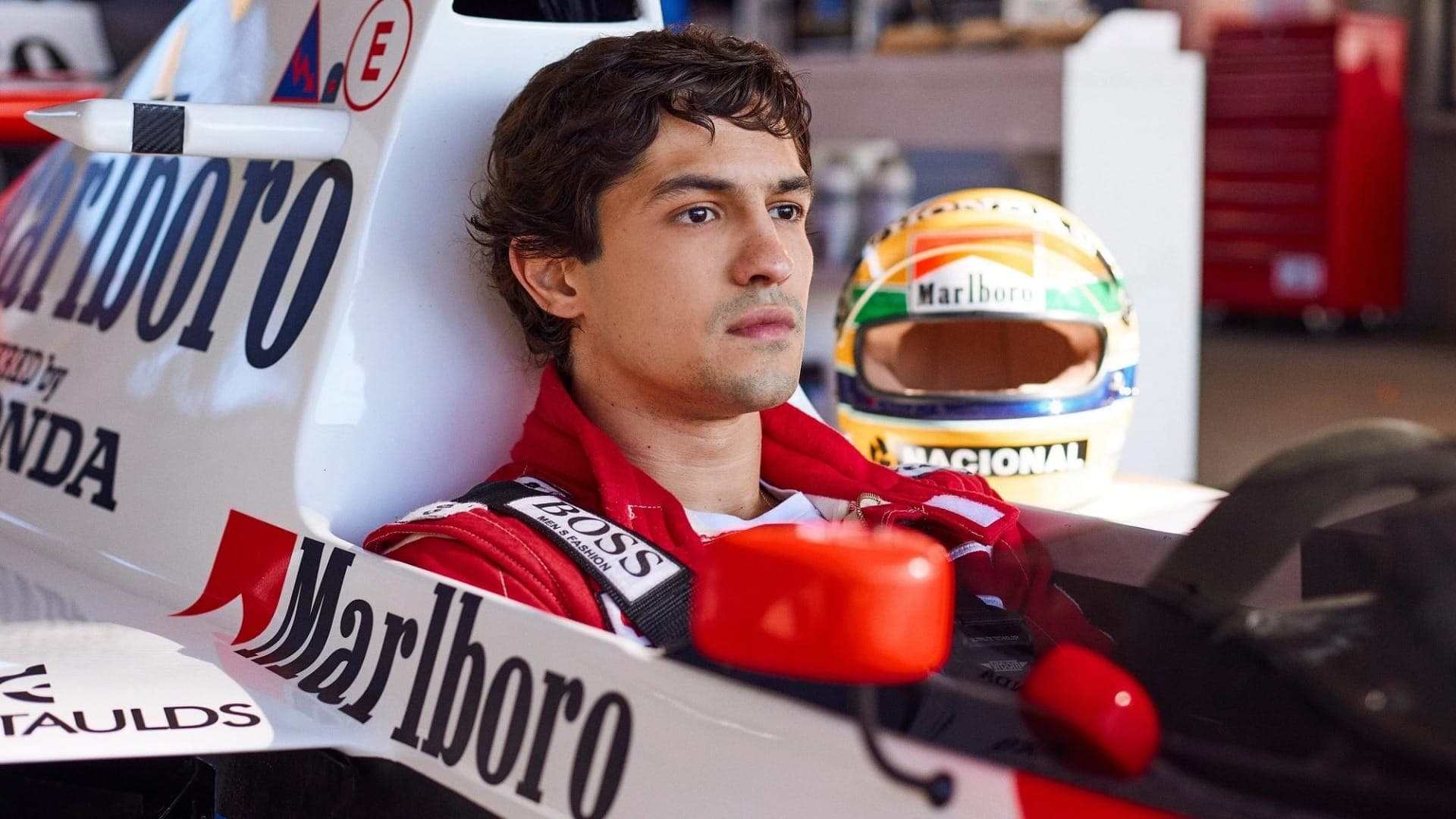 Gabriel Leone caracterizado de Ayrton Senna