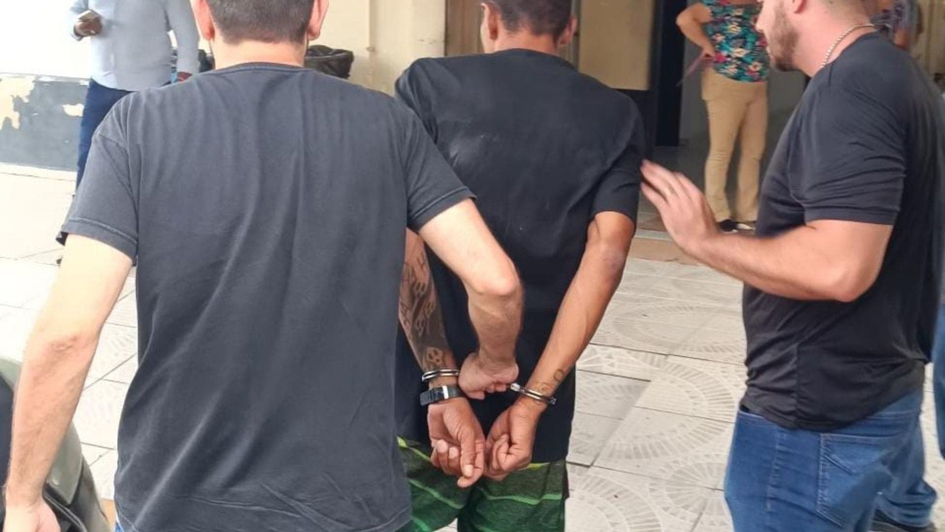 Garçom é preso após desviar pagamentos de clientes em restaurante 