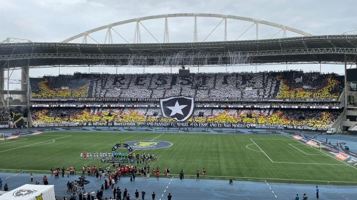 A partida acontece às 19 horas no Estádio Nilton Santos