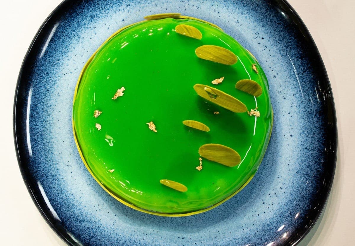 Entremet de cumaru, erva-doce, manga e maracujá
