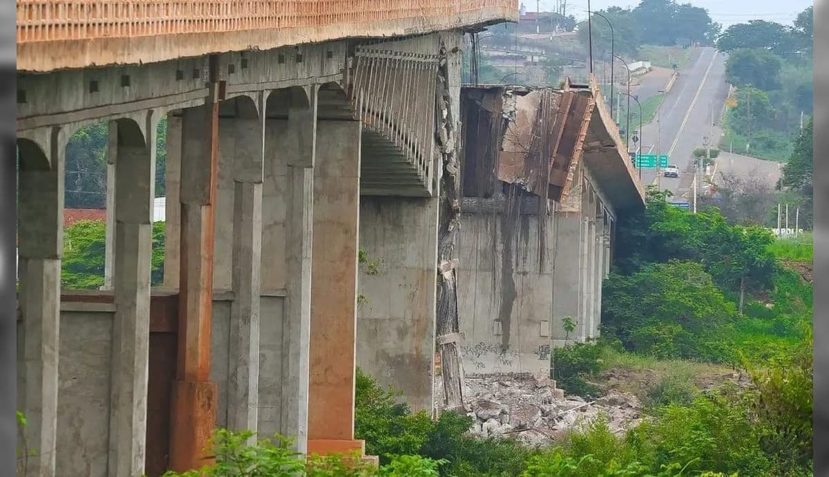 Ponte desaba acima do Rio Tocantins
