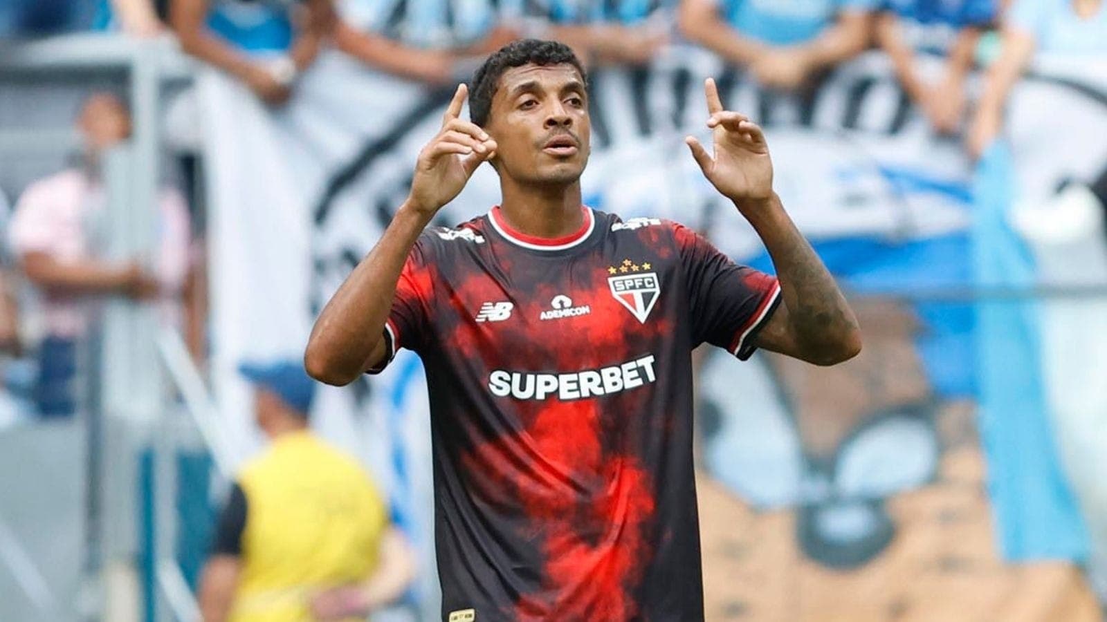 Luiz Gustavo comemora gol pelo São Paulo