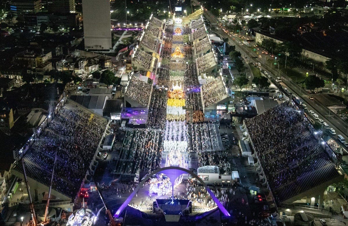 Carros alegóricos da Série Ouro do Carnaval já estão posicionados na entrada da Sapucaí