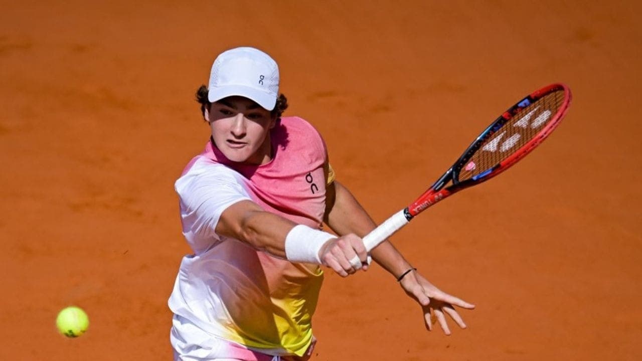 João Fonseca em disputa de bola na final do ATP de Buenos Aires