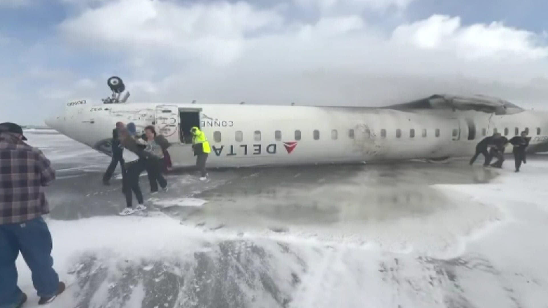 Três pessoas seguem em estado grave após avião capotar no Canadá  