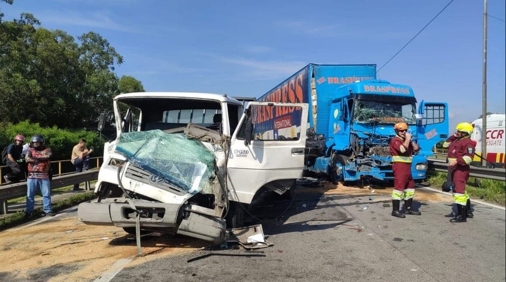 Acidente entre três caminhões bloqueia totalmente a Dutra em Jacareí