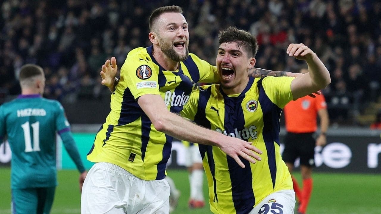 Akcicek comemora gol do Fenerbahce