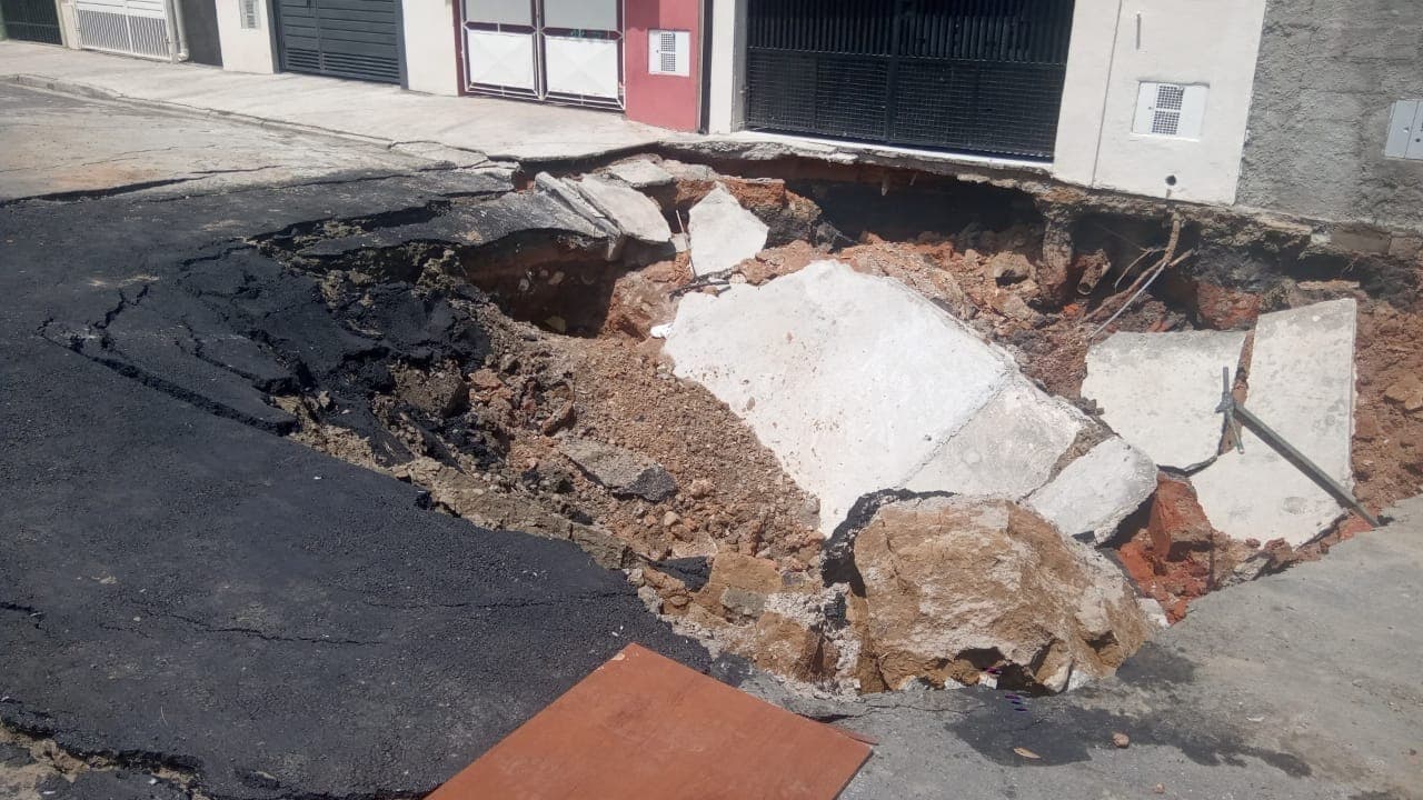 Nova cratera se abre no bairro Jardim Mourisco em Taubaté