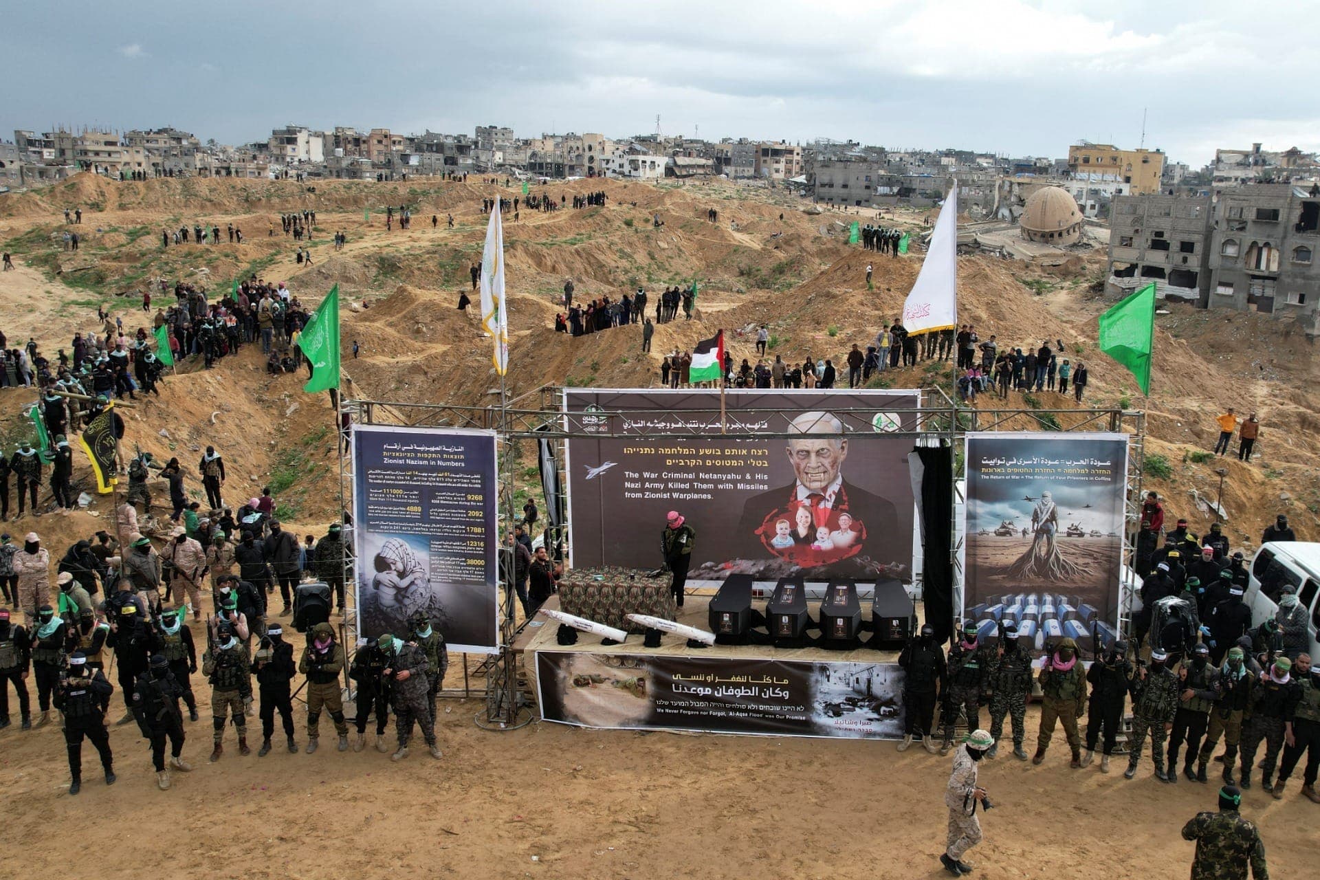 Hamas entrega a Israel corpos em caixões pretos