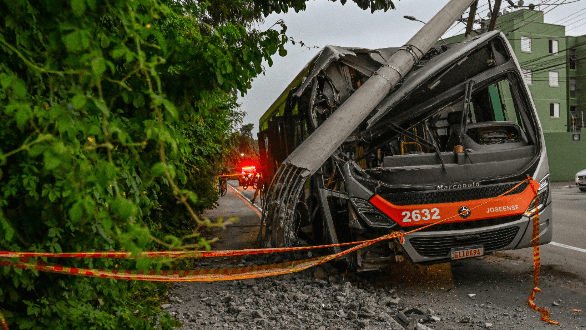 Ônibus do transporte público colide com poste em São José dos Campos