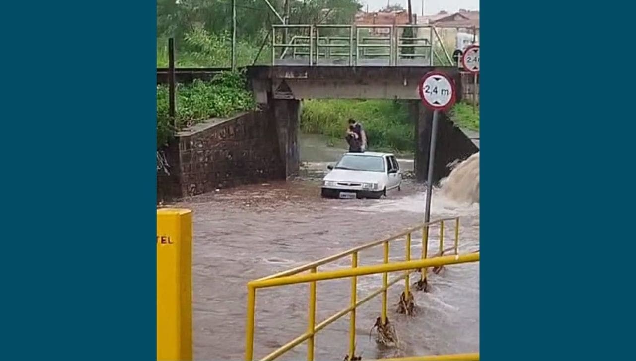 Veículo não conseguiu atravessar 