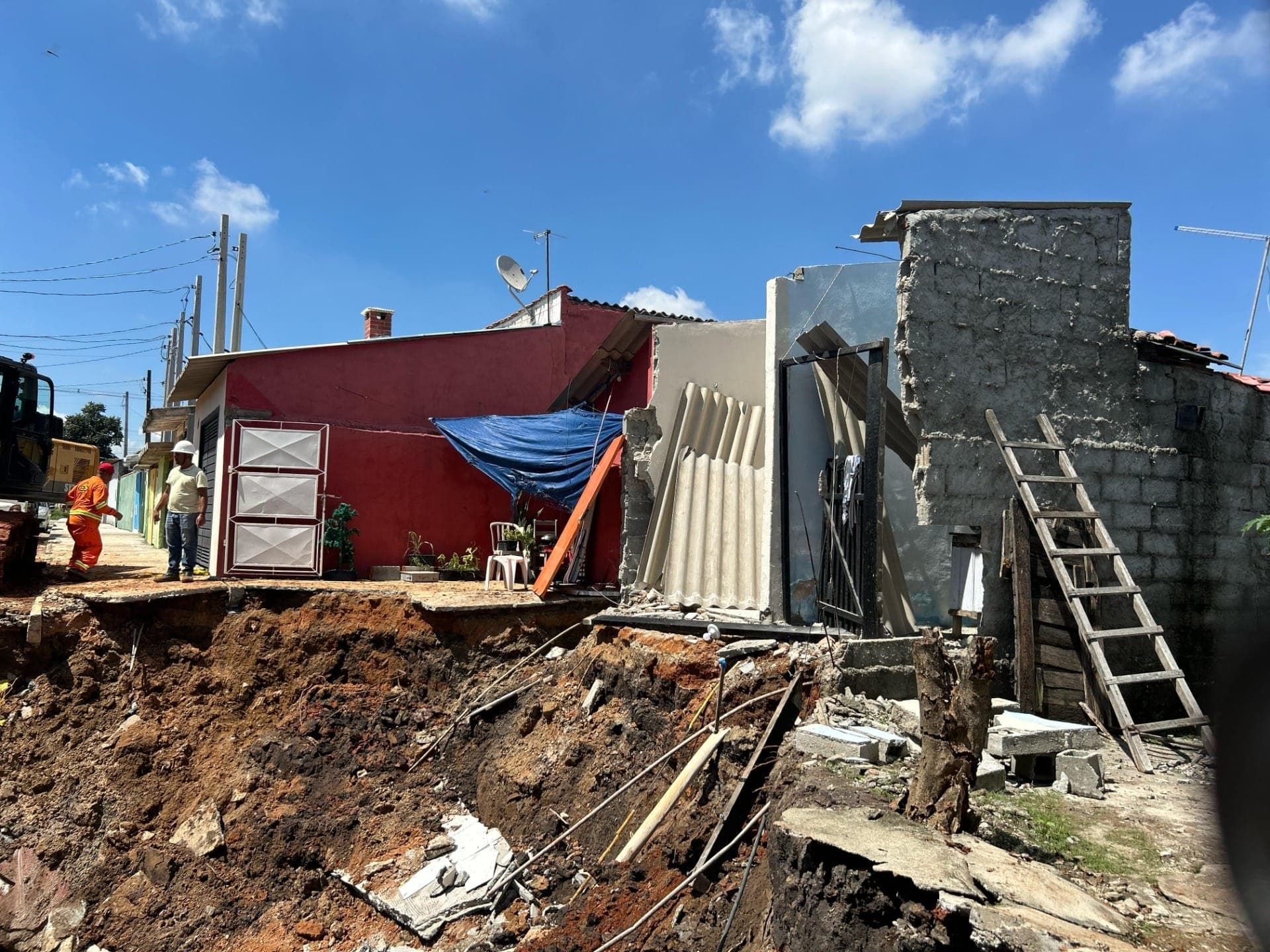 Cratera avança sobre casas em Taubaté, interior de São Paulo