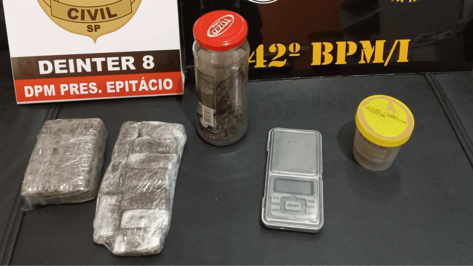 Também foram apreendidas porções de drogas