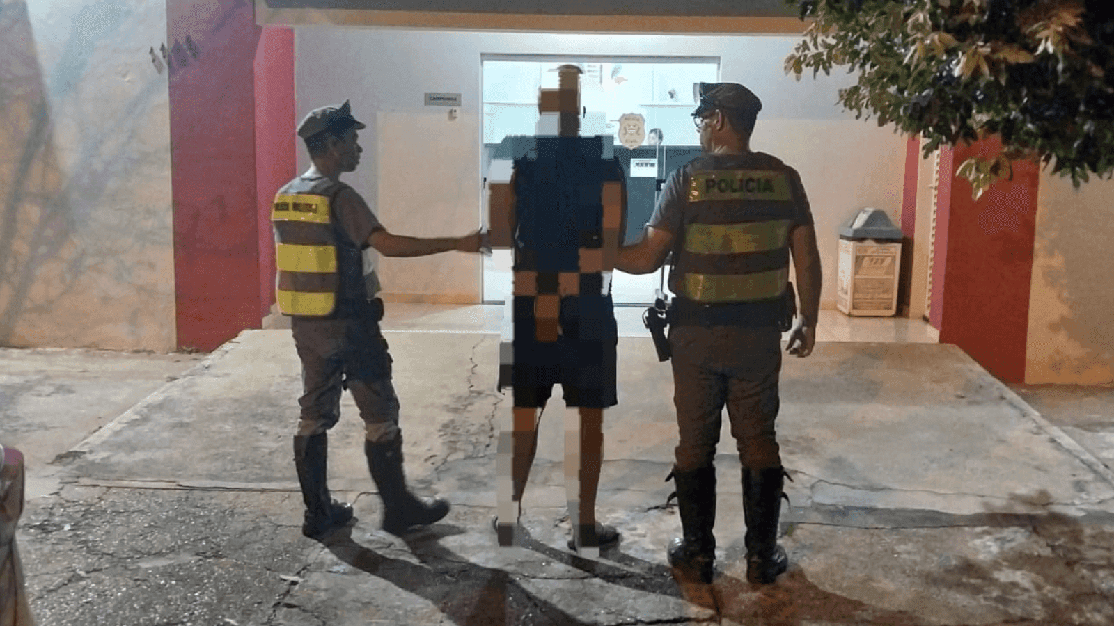 A abordagem foi na noite de terça-feira (25)