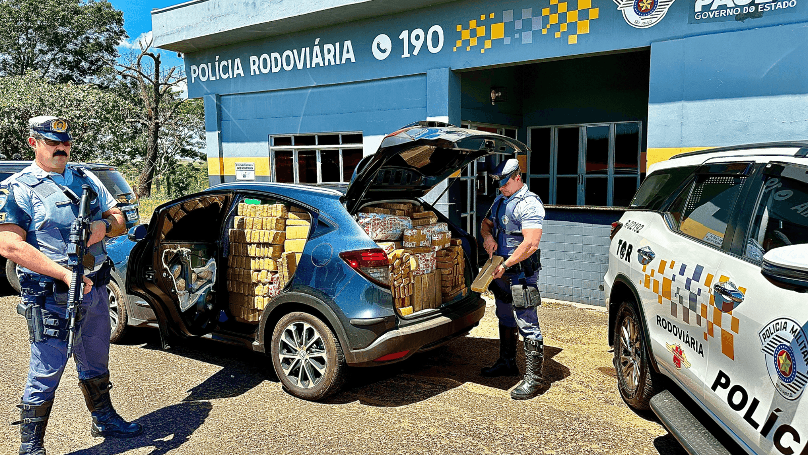 A droga estava espalhada no interior do veículo