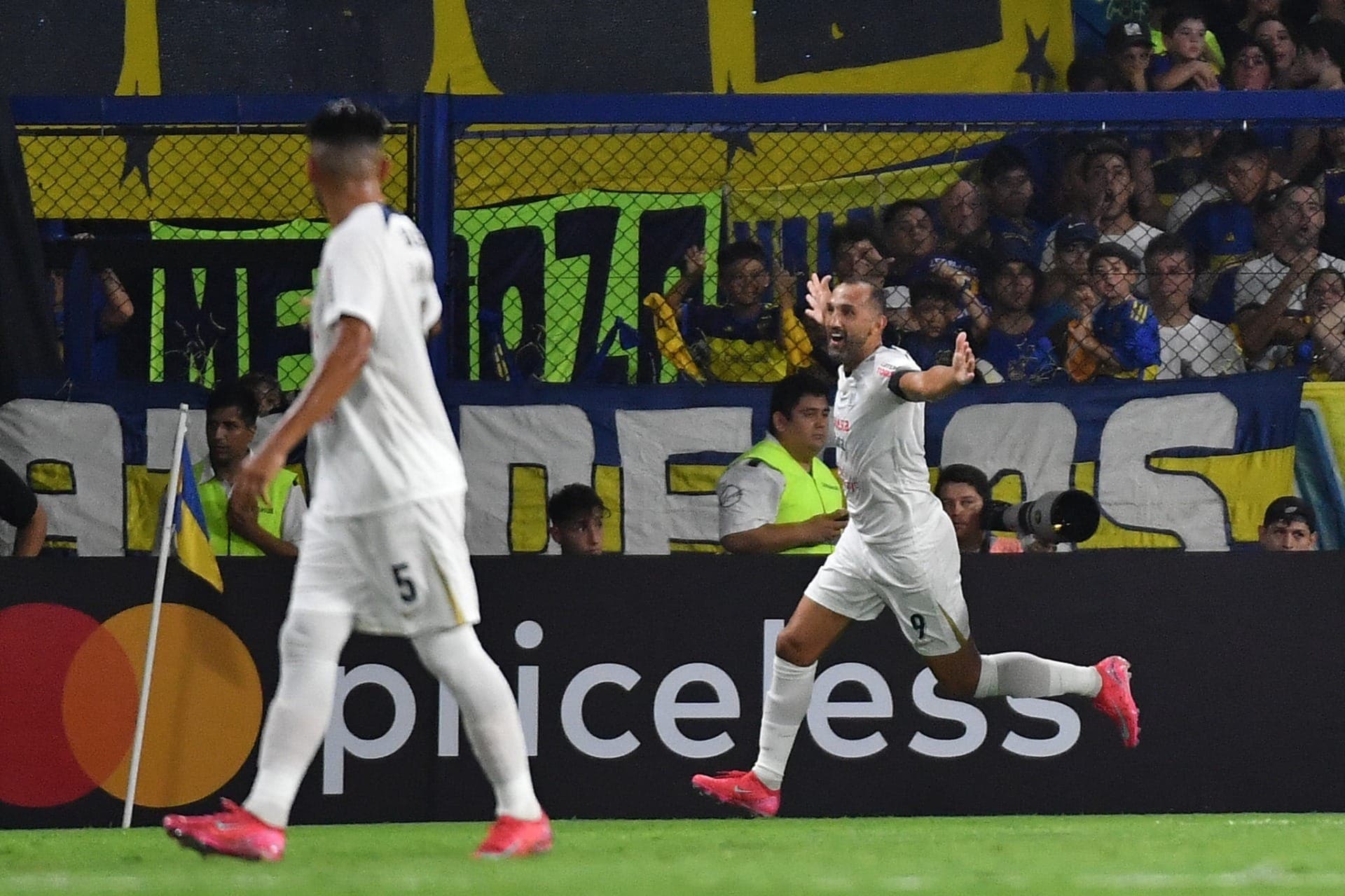 Barcos comemora gol de cabeça na Bombonera